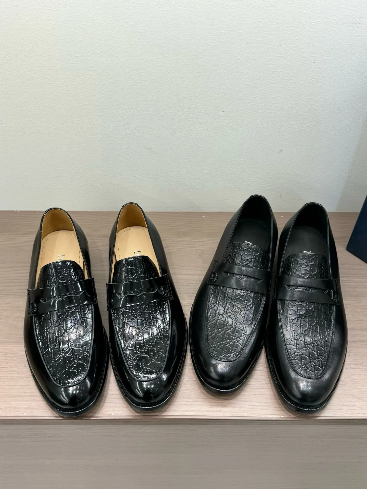 [Dior Dior] Top P: 960💰 Standard code 39-44 (38.45.46 custom-made, non-refundable and non-exchangeable) Dior Dior's latest high-end men's boutique casual leather shoes, the upper is carefully made of black cowhide/open-edge beaded leather/high-mercerized frosted cowhide, the classic silhouette shows elegance, and the upper strap is matched with a metal-coated CD Icon decorative buckle to enhance the style. Comfortable and lightweight, the Italian leather sole features anti-slip rubber inserts. The Blake structured leather sole with anti-slip details showcases Dio*'s exceptional craftsmanship. Elegant and refined, it can be matched with all kinds of suits.